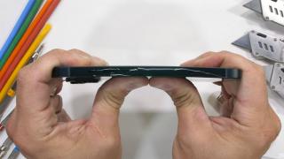 iPhone 14 supus la teste de îndoire şi zgâriere; Iată verdictul lui JerryRigEverything (Video)