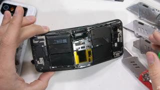De ce s-a rupt ASUS ROG Phone 6 Pro în două în testul lui JerryRigEverything? Disecţia sa ne arată motivul (Video)