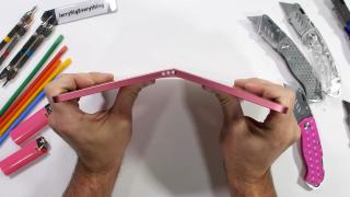 iPad 10 (2022) se rupe în două la testul de rezistență al lui JerryRigEverything (Video)