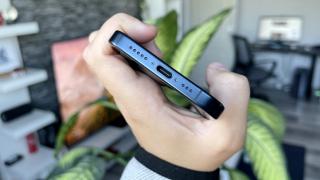 Apple iPhone 15 Pro: Baterie care ţine până la cină, dar iubitorii de seriale au de ce jubila