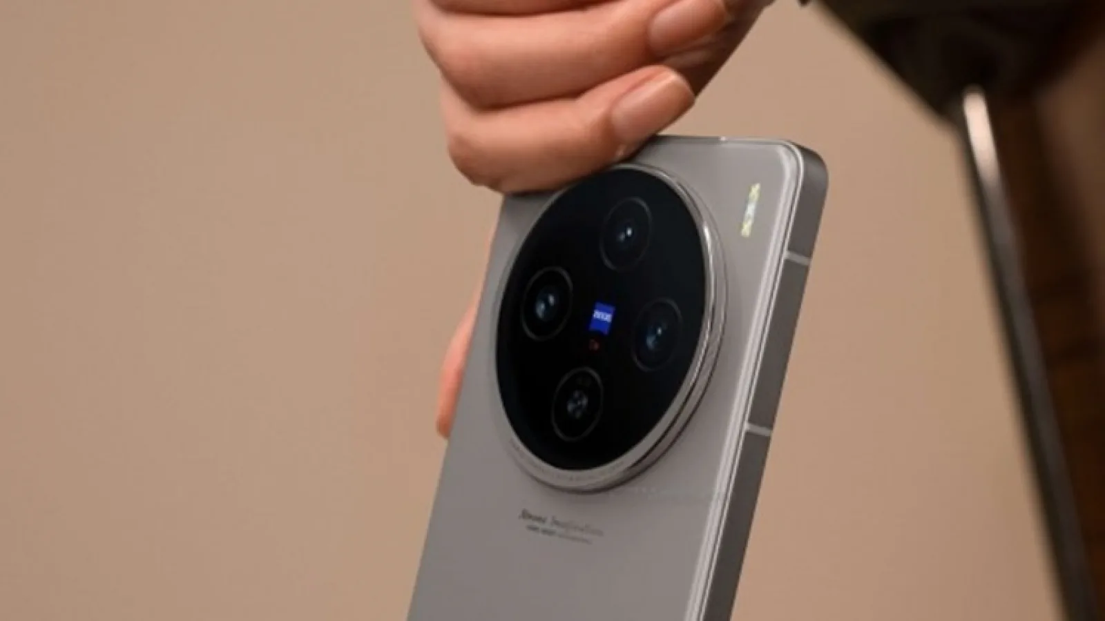 vivo X100s a apărut într-o fotografie reală! Are margini drepte și display plat, iar debutul ar avea loc în luna mai