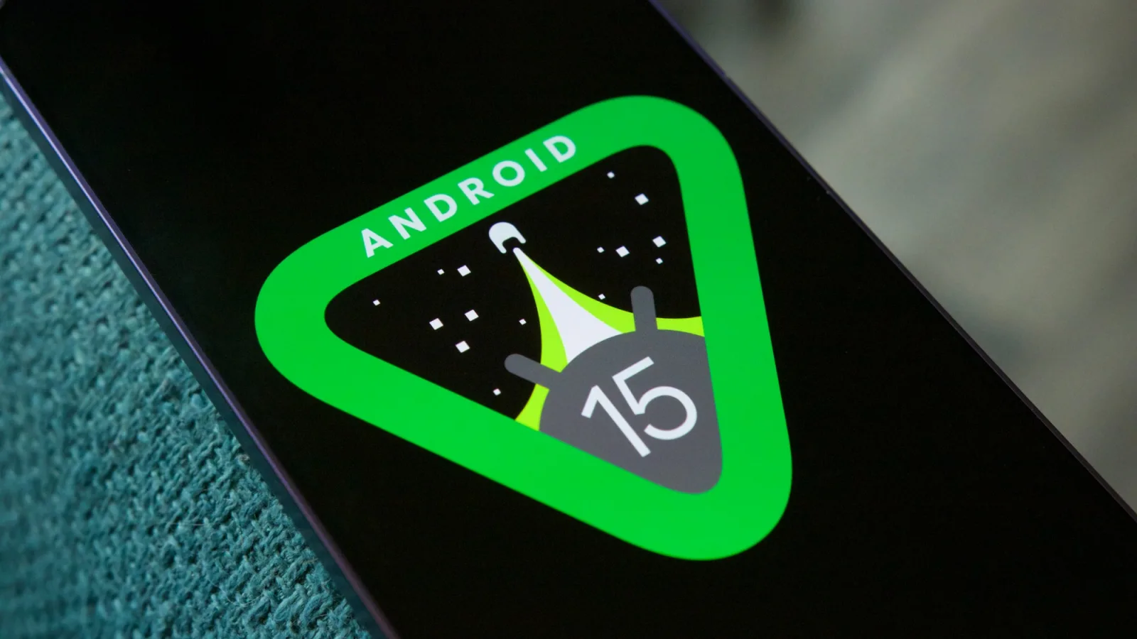 Google ia idei de la iPhone pentru a tuna ecranul de blocare al Pixel-ului cu Android 15