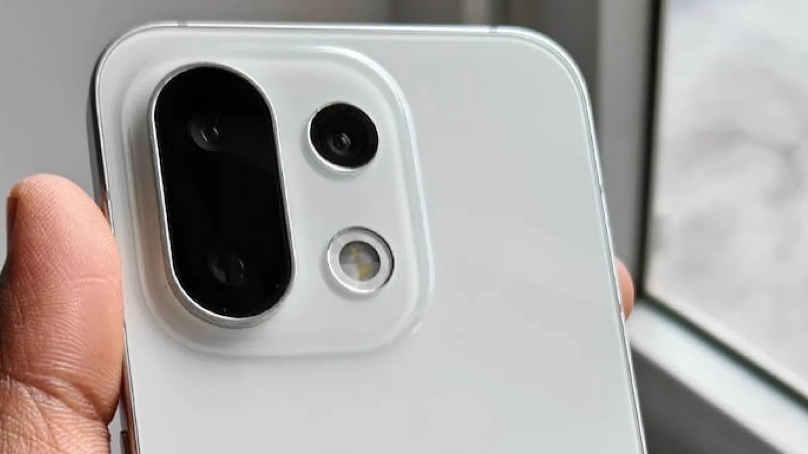 OPPO Reno16 Pro Mini apare într-o primă imagine! Are design și funcții inspirate de telefoanele OnePlus