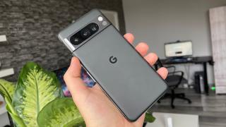 Google Pixel 8 Pro: Design cu nostalgii HTC, masiv, dar manevrabil