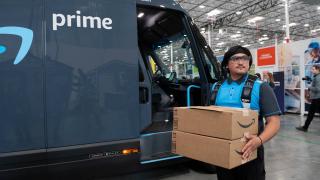 Amazon introduce taxe mai mari pentru logistică; comenzile de produse ar putea deveni mai scumpe