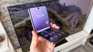 Motorola RAZR 70 Ultra: Hardware ușor actualizat, baterie mai mare, Snapdragon 8 Elite mai cu pretenții