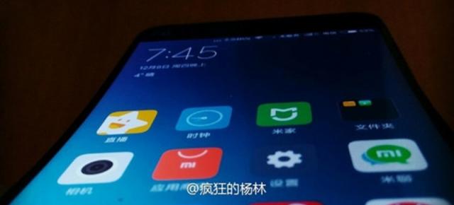 Un smartphone Xiaomi ce pare a sosi cu display curbat în stil LG G Flex, se afișează într-o fotografie reală 