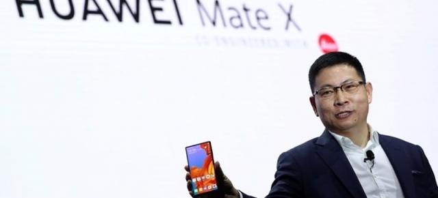 CEO-ul Huawei este surprins în public folosind pliabilul Mate X, posibil indiciu că debutul comercial se apropie