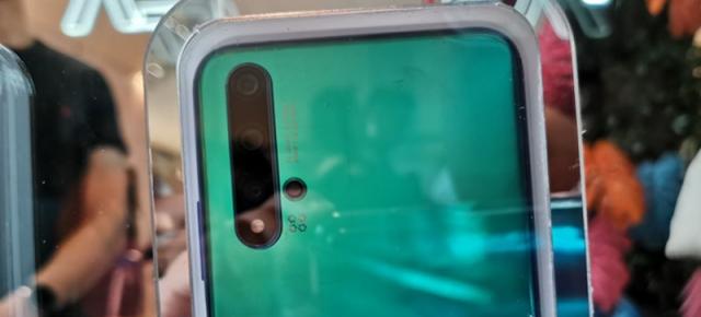 Huawei Nova 5T apare expus în cadrul unui eveniment fashion din Malaezia, înaintea lansării de mâine