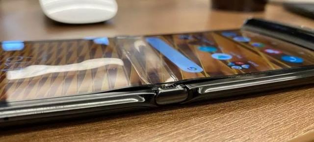 Continuă problemele pentru Moto RAZR 2019: mai nou se cojeşte fix pe mijlocul ecranului, din cauza unei bule apărute