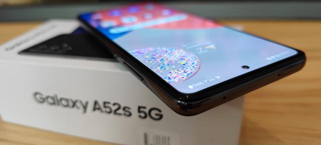 Samsung Galaxy A52s 5G are probleme cu performanţa şi bateria după actualizarea la Android 12