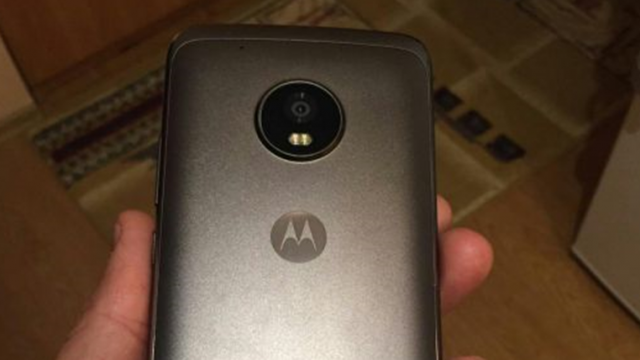 <b>Motorola Moto G5 Plus apare într-o nouă fotografie ce dezvăluie câteva dintre dotările hardware</b>Pentru târgul de tehnologie Mobile World Congress 2017, cei de la Motorola ne pregătesc debutul smartphone-urilor Moto G5 și Moto G5 Plus. Am văzut cele două terminale reprezentate în numeroase imagini, iar astăzi avem ocazia să privim asupra unei noi