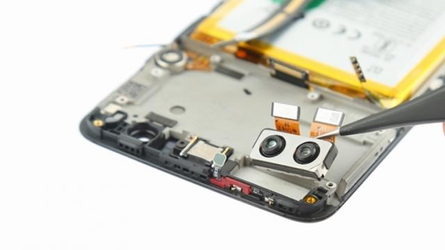 <b>OnePlus 5 primeşte o disecţie, are o construcţie în 3 straturi şi componente modulare</b>Ultimele zile ne-au adus teste de rezistență, recenzii și chiar comparative foto pentru smartphone-ul OnePlus 5, iar acum vedem și o disecție marca MyFixGuide. Aceștia dezvăluie astfel că telefonul are o construcție în 3 straturi și că 