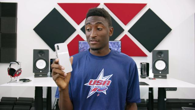 <b>Marques Brownlee aruncă o privire asupra unei noi machete iPhone 8, finisată excelent (Video)</b>La câteva zile după ce Marques Brownlee s-a jucat în premieră cu un telefon RED Hydrogen, acum i-a ajuns şi o machetă iPhone 8 realizată într-un mod mai profi decât precedentele. Sursa machetei este celebrul zvonac Sonny Dickson, iar primele impresii ale 