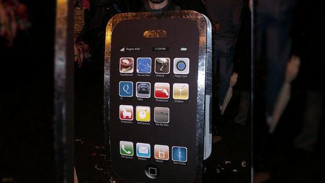 <b>Top 10 costume de Halloween cu tematica iPhone</b>Ne-ar fi surprins sa vedem si un top 10 al costumelor de Halloween bazate pe telefoane mobile, ce sa mai spunem de unele inspirate de Apple iPhone? Dvice a intocmit acest top, al celor mai amuzante si incarcate de semnificatii costume ce seamana cu...