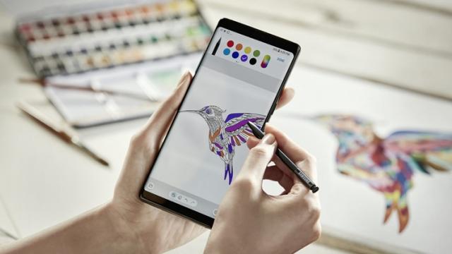 <b>Galaxy Note 8 doboară recorduri la nivel de ecran, primind scoruri impresionante la testele DisplayMate</b>Samsung Galaxy Note 8 nu este doar cel mai mare phablet al sud-coreenilor, ci și device-ul care doboară recorduri la nivel de ecran. Descoperim astăzi faptul că ecranul acestuia a primit scoruri inedite din partea celor de la DisplayMate care testează