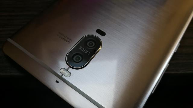 <b>Huawei Mate 9 PRO: Design elegant, metal deghizat în sticlă</b>Am testat deja Huawei Mate 9 şi am fost plăcut impresionaţi de construcţia sa metalică, aşa că am aşteptat cu interes să vină şi Mate 9 Pro. Aici se schimbă diagonala, dar şi abordarea la nivel de design.