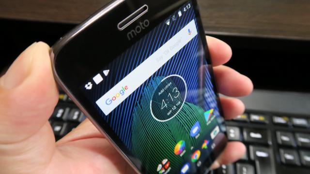 <b>Motorola Moto G5 Plus: Design similar cu G5, lat dar comod</b>Motorola Moto G5 Plus nu se abate de la designul văzut pe Moto G5, dar reprezintă un upgrade clar faţă de seria Moto G4. Face trecerea la un corp unibody metalic, cu zona camerei şi a scannerului de amprente trademark Moto. Una este circulară şi ieşită..