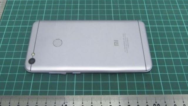 <b>Xiaomi Redmi Note 5A este certificat de FCC; posibil să fie vândut oficial și în State</b>Cu toate că privirile ne sunt îndreptate mai degrabă către lansarea lui Redmi Note 5, vestea că varianta Redmi Note 5A a primit certificarea FCC de curând nu poate fi trecută cu vederea. Această informație ne poate dezvălui faptul că terminalul 