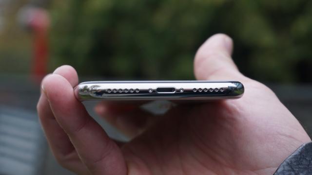 <b>Apple iPhone X: Multimedia cu volum foarte ridicat, peste generaţia iPhone 7</b>În general iPhone-urile au avut mereu acustica bună, mai ales de când au primit difuzoare stereo, adică de vreun an. Ar fi fost bizar ca iPhone X să nu exceleze la acest capitol, dar vorba expresiei americane "stranger things have happened".