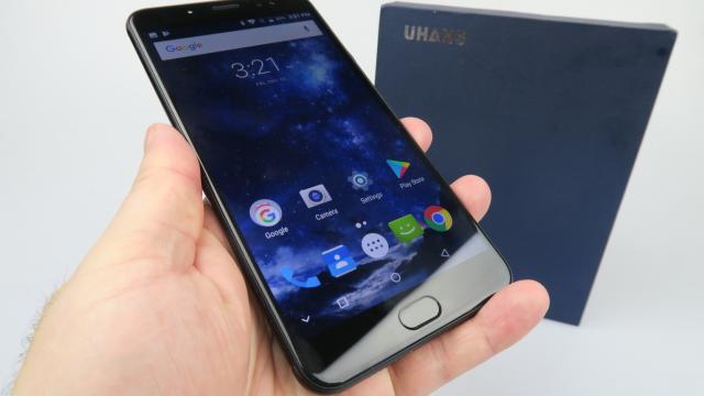 <b>UHANS Max 2 Unboxing: Phablet masiv metalic, cu 4 camere şi diagonală mare</b>În decembrie a sosit pe masa noastră de teste și un adevărat gigant numit UHANS Max 2, telefon de-a dreptul masiv ce aduce 4 camere foto și o diagonală tare generoasă. Se poate confunda rapid cu o tabletă datorită dimensiunilor sale