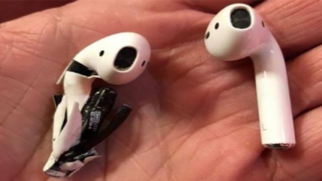 <b>Căştile Apple AirPods care au luat foc în Florida sunt acum analizate de Apple; Combustie spontană?</b>Fix la început de săptămână Apple demarează o investigație ca urmare a incidentului din Florida unde o pereche de căști Apple AirPods ar fi lua foc din senin. După cum se poate vedea și în materialul video de mai jos, fum alb a început să