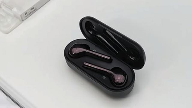 <b>Huawei lansează căștile FreeBuds, clone de Apple AirPods ce vin cu capace de cauciuc; Există și o variantă pe negru</b>Odată cu lansarea smartphone-urilor Huawei P20 și P20 Pro de ieri, cei de la Huawei au prezentat și o serie de accesorii din zona audio. Astfel facem cunoștiință cu perechea de căști wireless denumită Huawei FreeBuds, căști care sosesc pe piață