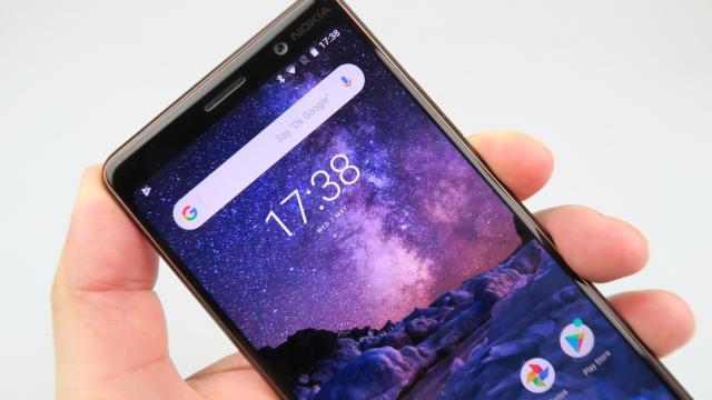 <b>Nokia 7 Plus: Display inaugural 18:9, destul de luminos</b>Nokia 7 Plus a inaugurat ecranele 18:9 pentru telefoanele Nokia din epoca HMD Global, fiind primul model cu un panou de acest gen. Vine cu un ecran de 6 inch IPS LCD, cu rezoluţie Full HD+, adică 2160 x 1080 pixeli. Are contrast ratio de 1500:1..