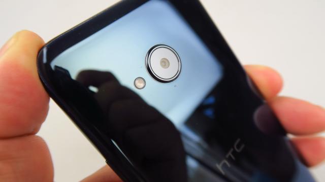 <b>HTC U11 Life: Camera e bună, ce își întrece condiția, cu unele neajunsuri totuși ce nu fac cinste seriei U</b>HTC U11 Life sună bine pe hârtie când vine vorba de camere, cu un senzor de 16 MP în spate şi unul de 16 MP în faţă. Camera principală vine cu suport PDAF, BSI, deschidere F/2.0, captură RAW și filmare 4K. Are şi blitz LED, dar nu are stabilizare optică. 