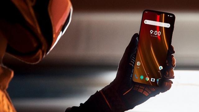 <b>OnePlus 6T McLaren Edition apare în randări credibile; Ar inaugura noua tehnologie de încărcare ultra-rapidă Warp Charge</b>Iată că în prag de weekend avem și o scăpare pentru OnePlus 6T McLaren Edition, un telefon în ediție specială a cărui debut este programat pentru data de 11 decembrie. Este vorba despre câteva randări, dar și despre specificații ale device-ului