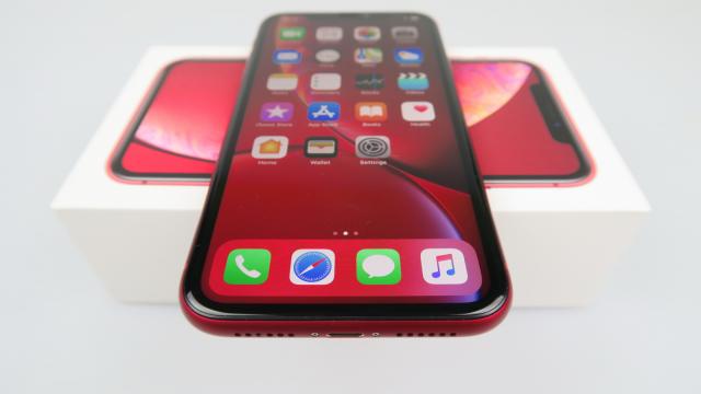 <b>Apple iPhone XR: OS, UI, aplicaţii cu acelaşi iOS 12 consacrat</b>iOS 12 a făcut să renască iPhone X şi să funcţioneze mult mai bine, oferind un nou suflu şi lui iPhone 7, 8 şi altor handset-uri mai vechi. La drept vorbind nu este o actualizare uriaşă, faţă de cele 2 versiuni de dinainte. Pe iPhone XR vine preinstalat, 