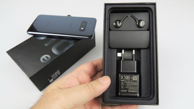 <b>Samsung Galaxy S10e: Baterie mulțumitoare pentru aşa un corp compact</b>Samsung Galaxy S10+ a stabilit deja un record la baterie, fiind telefonul Samsung cu cel mai lung playback din istorie. Samsung Galaxy S10e sună promiţător prin simpla înrudire cu acel device. Beneficiază de o baterie de 3100 mAh, pe care am pus-o la..