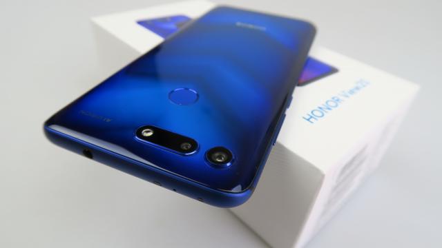 <b>Honor View 20: Hardware prins între 2018 şi 2019</b>Honor View 20 a fost primul telefon cu decupaj bulina pentru camera selfie, inaugurând această abordare în decembrie 2018. A fost multă vreme cel mai puternic telefon Honor, practic aproape jumătate de an, până la seria Honor 20.