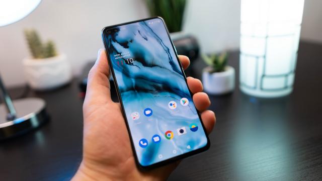 <b>OnePlus Nord: Display de calitate marca Samsung, 90 Hz, HDR10+</b>OnePlus Nord se încadrează în segmentul super high midrange printre altele şi prin ecranul Fluid AMOLED de 6.44 inch pe care îl are la bord. Propune o rezoluţie de 2400 x 1080 pixeli, vine cu suport HDR10+ şi refresh rate de 90 Hz. Are aspect 20:9 şi..