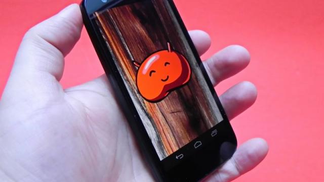 <b>Review Motorola Moto G (dual SIM): design nu foarte atractiv, performanță fără cusur și ecran bun (Video)</b>Motorola Moto G a sosit la teste la Mobilissimo.ro către finalul lunii ianuarie, în versiunea dual SIM oferită de către MarketOnline.ro. Acest model este considerat un Moto X mai ieftin și este un telefon cu ecran de 4.5 inch și o experiență de...