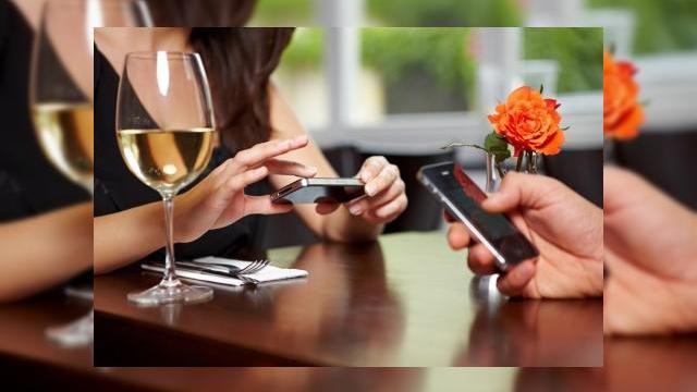 <b>Smartphone-urile sunt principala cauză pentru care timpul petrecut În restaurante crește cu până la 77%</b>Potrivit unui studiu realizat de curând de către un restaurant din New York ca urmare a unor review-uri negative primite cu privire la durata de timp petrecută de către clienți pentru așteptarea eliberării unei mese, se pare că principalul motiv...