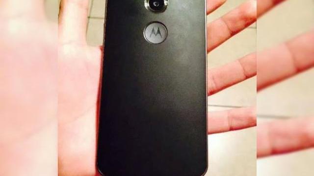 <b>Motorola Moto X+1 fotografiat cu o carcasă personalizată cu un strat de piele</b>Se pare că și Motorola Moto X+1 va fi customizabil la fel ca și predecesorul său, doar că noul venit va avea și o opțiune de a împodobi spatele său cu un strat de piele. Am putea vedea și un spate din denim, dar acesta nu a fost confirmat...