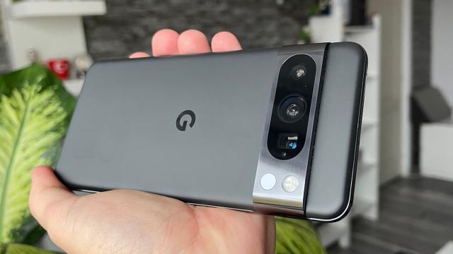 <b>Pixel 8 Pro poate acum să determine temperatura corporală; Google aduce căutarea AI pe terminalele sale odată cu cel mai nou update</b>Google tocmai a dezvăluit primul „Pixel Feature Drop” al anului 2024. E vorba despre un update destul de important ce sosește pe terminalele Pixel. În prim plan se află căutarea AI - Circle to Search, dezvăluită odată cu seria Galaxy S24. Totuși