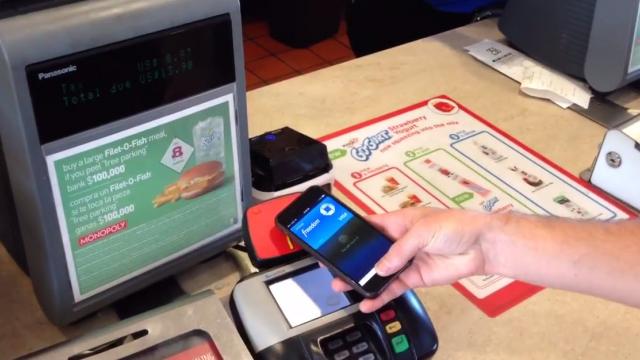 <b>Iată cum poți folosi Apple Pay pentru a plăti masa la McDonald`s (Video)</b>Odata cu sosirea lui iOS 8.1 pe 20 octombrie, Apple Pay a fost activat pe terminalele compatibile și poate fi folosit pentru a plăti diferite servicii și produse. Printre ele se numără și o masă la McDonald&#39;s după cum vedeți în clipul de mai...