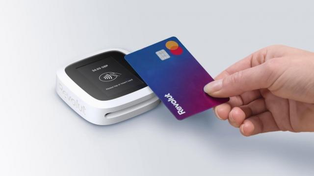 <b>Revolut Reader sosește oficial în România: Terminal portabil pentru plăți, destinat tuturor comercianților și antreprenorilor</b>Revolut a lansat oficial azi un echipament portabil de mici dimensiuni numit Revolut Reader. Practic e similar cu un POS și e destinat tuturor comercianţilor, antreprenorilor, prestatorilor de activităţi independente, practicanţilor de meserii liberale