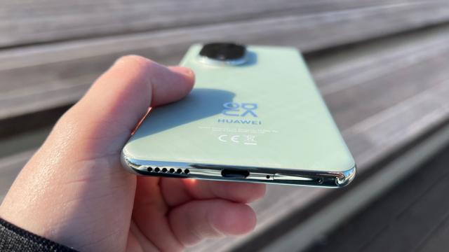 <b>Huawei nova 13 Pro: Acustica surprinzătoare, material de top 3</b>Telefonul dispune şi de difuzoare stereo (cel de jos şi cel de convorbiri, deşi suspectez emisie de sunet şi de la cele 3 orificii de sus de tot), dar nu are jack audio. Nu plângem prea tare după asta, la cât de bune sunt noile căşti true 