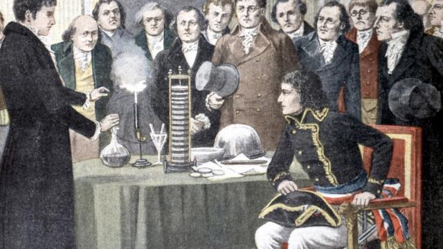 <b>Se împlinesc 225 de ani de la inventarea bateriei; Povestea care a schimbat pentru totdeauna lumea modernă</b>Azi se fac exact 225 de ani de la una dintre cele mai importante invenții care au împins lumea spre revoluția tehnologică pe care o trăim acum: bateria electrică. În 1800, Alessandro Volta punea pe masă pila voltaică, prima sursă constantă de curent