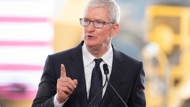 <b>Apple e obligată să rezolve problema cu AI; Lecția Nokia planează peste Cupertino</b>Apple se află într-o poziție incomodă: în timp ce Microsoft și Google pompează zeci de miliarde în AI, compania din Cupertino abia începe să se miște serios. Tim Cook a convocat recent o întâlnire amplă la sediul central, unde a transmis un mesaj clar..