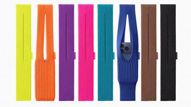 <b>Apple lansează ciorapi pentru smartphone sub forma iPhone Pocket; Accesoriu în valoare de 150 de dolari pentru aniversarea a 24 de ani de iPod</b>Puțini își mai amintesc probabil husa-ciorăpel dedicată iPod-urilor, comercializată în urmă cu aproximativ 20 de ani de către Apple. Ei bine, pe 10 noiembrie 2025 s-au împlinit 24 de ani de la debutul primului iPod. Parcă mi-ar fi plăcut să vedem un iPod