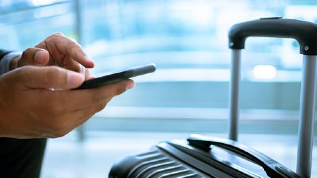 <b>De ce trebuie să ai telefonul pornit OBLIGATORIU la aeroport, în SUA</b>Dacă zbori în SUA sau tranzitezi vreun aeroport american, ai face bine să te asiguri că telefonul sau tableta e încărcată. Administrația pentru Securitatea Transporturilor (TSA) poate cere oricând să îți pornești telefonul sau alt dispozitiv