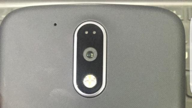 <b>Motorola Moto G 2016 apare în noi imagini, în continuare cu un buton Home inestetic</b>Printre terminalele ce vor debuta în această vară se află și Motorola Moto G 2016, un smartphone ce continuă a-și face apariția în fotografii. Astăzi vedem imagini mai clare atât cu partea frontală, dar și cu spatele acestui device ce ne va aduce un