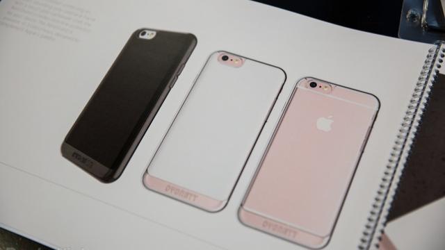 <b>Husele lui iPhone 7 şi protecţia pentru ecran apar la o expoziție in Londra; Nu avem schimbări mari de format</b>Scăpările cu iPhone 7 sunt la ordinea zilei în această săptămână, iar astăzi primim o serie de fotografii cu accesorii destinate noului smartphone. Printre acestea se află atât carcase standard, modele flip-cover, dar și folii de protecție pentru ecran