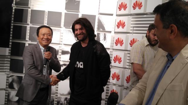 <b>Smiley devine ambasador Huawei în România, anunţat în cadrul unui eveniment oficial local + concert (Video)</b>Smiley a fost numit ambasador de brand pentru compania Huawei în România