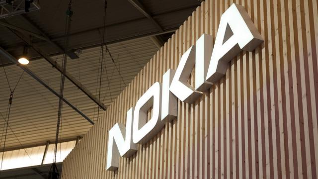 <b>Un oficial Nokia confirmă cel puţin 3 terminale Nokia ce vor debuta până la finalul acestui an; Posibil să fie două telefoane şi o tabletă</b>La începutul săptămânii scriam de faptul că Nokia are ca arma secretă un fost CEO Rovio pentru revenirea sa pe piaţă, iar azi aflăm că primele modele de device-uri Nokia ar putea sosi mai devreme decât ne aşteptam. Şi informaţia nu e vreun zvon incert..